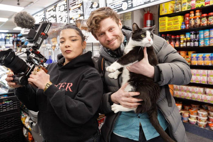 reporte tirando foto com gato de mercearia